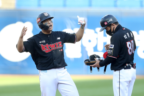 Kang Baek-ho of the KT Wiz roars in celebration after hitting an RBI in the sixth inning of a league-ending tiebreaker with the Samsung Lions at Daegu Samsung Lions Park in Daegu on Sunday. The Wiz won the game 1-0. [NEWS1]