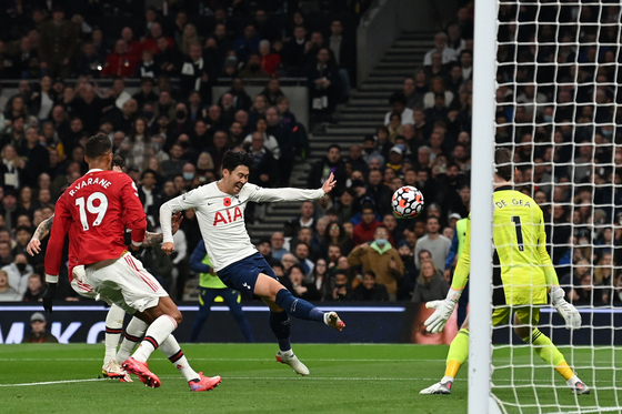 Tottenham Hotspur's striker Son Heung-Min misses a good chance during a Premier League match against Manchester United at Tottenham Hotspur Stadium in London, on Saturday. [AFP/YONHAP]