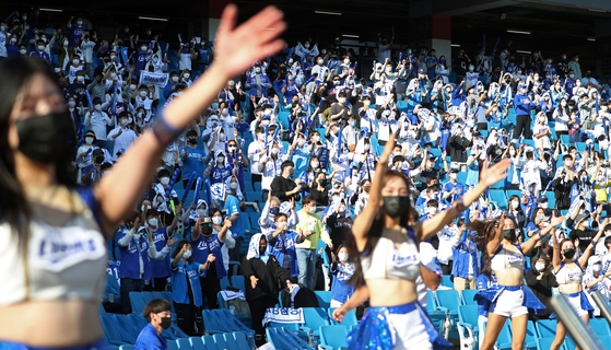 A crowd of over 12,000 watch a special tiebreaker game between the Samsung Lions and KT Wiz at Daegu Samsung Lions Park in Daegu on Sunday. The 12,244 tickets for the game, the most available for any game since the start of the Covid-19 pandemic, sold out in nine minutes, according to the KBO. KT won the game 1-0 to make it to the Korean Series for the first time in its history. [YONHAP]