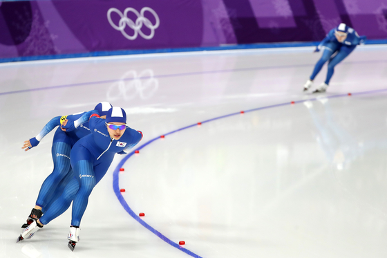 From front to back, Kim Bo-reum, Park Ji-woo and Noh Seon-yeong race at the Gangneung Oval in Gangneung, Gangwon during the women's team pursuit race on Feb. 19, 2018. [NEWS1]