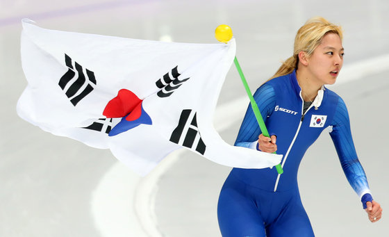 Kim Bo-reum does a victory lap at the Gangneung Oval in Gangneung, Gangwon, waving the Korean flag after winning the women's mass start silver medal at the 2018 PyeongChang Olympics on February 24, 2018. [NEWS1]