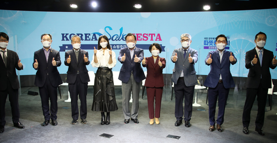Prime Minister Kim Boo-kyum, fifth from left, and officials pose at a ceremony Sunday to celebrate the Korea Sale Festa that will run from Nov.1 through Nov. 15. The shopping event is supposed to be the Korean equivalent of Black Friday. [YONHAP]