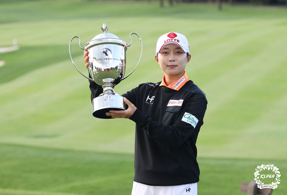 Kim Hyo-joo celebrates winning the SK Networks Seokyung Ladies Classic trophy at Pinx Golf Club in Seogwipo, Jeju on Sunday. [KLPGA]