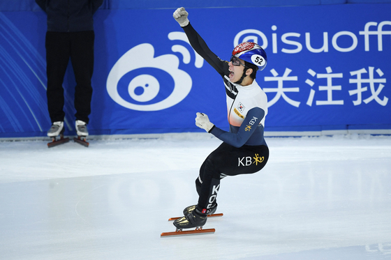 Hwang Dae-heon celebrates after winning the men's 1000-meter final of the 2021-22 ISU World Cup Short Track at the Capital Indoor Stadium in Beijing on October 24. [AFP/YONHAP]