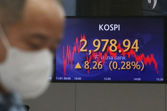 A screen at Hana Bank's trading room in central Seoul shows the Kospi closing at 2,978.94 points on Monday, up 8.26 points, or 0.28 percent, from the previous trading day. [NEWS1] 
