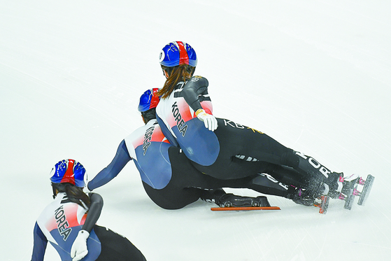 Choi Min-jeong, front right, and Kim Ji-yoo crash out during the women's 1500-meter final at the ISU World Cup Short Track event in Beijing on Oct. 23. [YONHAP]