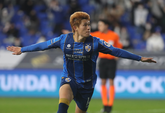 Ulsan Hyundai's Lee Dong-gyeong celebrates after scoring the winning goal of the match against Suwon FC at Munsu Football Stadium in Ulsan on Sunday. [YONHAP]