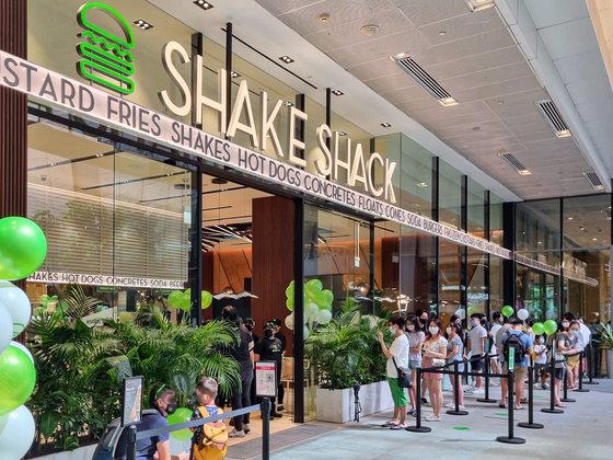 Customers on Monday line up in front of Shake Shack's Westgate branch, the eighth store opened by the burger chain in Singapore. The branch was opened by SPC's Paris Croissant, which has the license to run the burger chain in Singapore, and is located in the first floor of the Westgate shopping mall in the country's Jurong Innovation District. [SPC GROUP] 