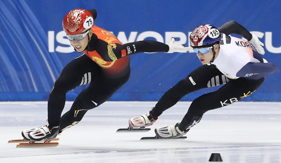 Hwang Dae-heon, right, competes during the men's 1500-meter final at the ISU Short Track World Cup 2021-22 in Nagoya, Japan, on Saturday. [XINHUA/YONHAP]