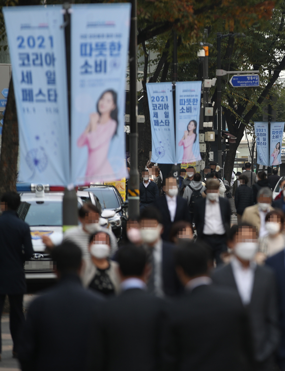 Banners advertising the Korea Sale Festa hang in the streets of Myeongdong in central Seoul, on Monday. The Korea Sale Festa runs from Monday to Nov. 15. [YONHAP] 