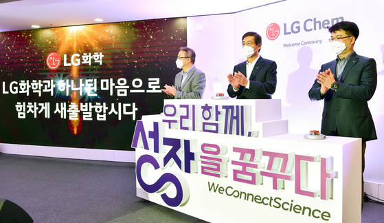 LG Chem Vice Chairman Shin Hak-cheol, center, celebrates the company's takeover of the Chemical and Electronic Materials (CEM) business unit of LG Electronics at the chemical maker's CEM factory in Cheongju, North Chungcheong. The CEM unit produces battery materials, such as separators and display materials. LG Chem acquired the business unit for 525 billion won ($445.7 million) in July. [YONHAP] 