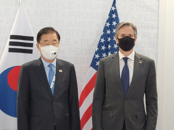 Foreign Minister Chung Eui-yong, left, and U.S. Secretary of State Antony Blinken meet on the sidelines of the G-20 summit in Rome on Sunday. [MINISTRY OF FOREIGN AFFAIRS]