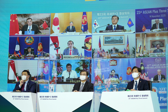 This photo shows President Moon Jae-in (on screen, from second from right in the top row), Japan's former Prime Minister Yoshihide Suga and Chinese Premier Li Keqiang during the Asean Plus Three virtual summit held on Nov. 14, 2020. [YONHAP]