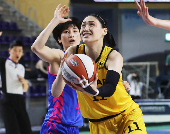 Kang Lee-seul of the KB Stars tries for a shot at a match against the Samsung Life Blueminx on Sunday at Yongin Gymnasium in Yongin, Gyeonggi. [YONHAP]