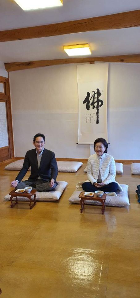 Samsung Electronics Vice Chairman Lee Jae-yong, left, and his mother Hong Ra-hee, former head of Leeum Museum of Art, enjoy tea and snacks at Haeinsa Temple on Nov. 1, celebrating the 52nd anniversary of Samsung Electronics. [YONHAP]