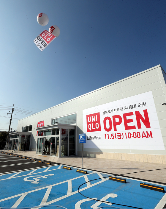 A sign advertises the opening of a Uniqlo store in Saha District, Busan, on Tuesday. The company has been hit hard by the shunning of Japanese products after Japan tightened export restrictions to Korea in 2019, and it has been a year since Uniqlo opened a new store in Busan. The branch is set to open on Friday. [YONHAP]