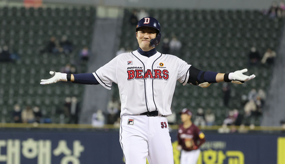 Yang Suk-hwan of the Doosan Bears celebrates after driving in two runs in the fourth inning of a Wildcard game against the Kiwoom Heroes at Jamsil Baseball Stadium in southern Seoul on Tuesday. [NEWS1]