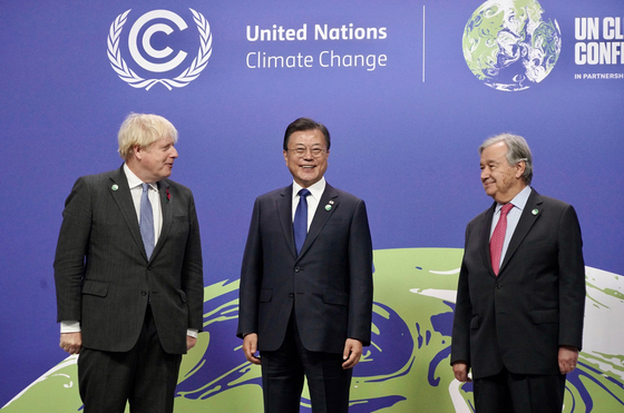 President Moon Jae-in, center, chats with British Prime Minister Boris Johnson, left, and UN Secretary General Antonio Guterres, right at the 26th UN Climate Change Conference, or COP26, in Glasgow, Scotland Monday. [BLUE HOUSE]