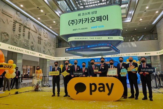 Kakao Pay CEO Ryu Young-joon, fifth from right, and officials from the Korea Exchange and underwriters for the Kakao Pay initial public offering celebrate the listing of the mobile payment company on Wednesday at the Korea Exchange in Yeouido, western Seoul. [KOREA EXCHANGE]