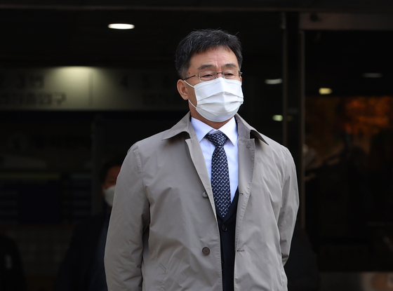 Kim Man-bae leaves the Seoul Central District Court in Seocho District, southern Seoul, following the conclusion of his arrest warrant review on Wednesday afternoon. [YONHAP]