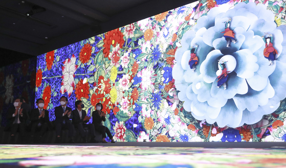 Members of the Content Industry Promotion Committee including Prime Minister Kim Boo-kyum, center, watch a digital art exhibit at the National Museum of Korea in Yongsan, central Seoul on Wednesday. The committee members were inspecting the museum’s Immersive Digital Gallery. [NEWS1]
