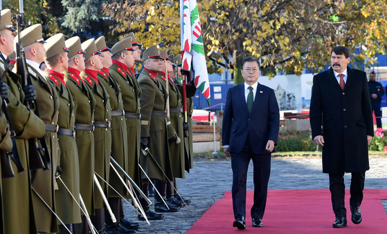 President Moon Jae-in, left, and Hungarian President Janos Ader are greeted by an honor guard in Budapest, Hungary, ahead of their bilateral talks Wednesday. [YONHAP]