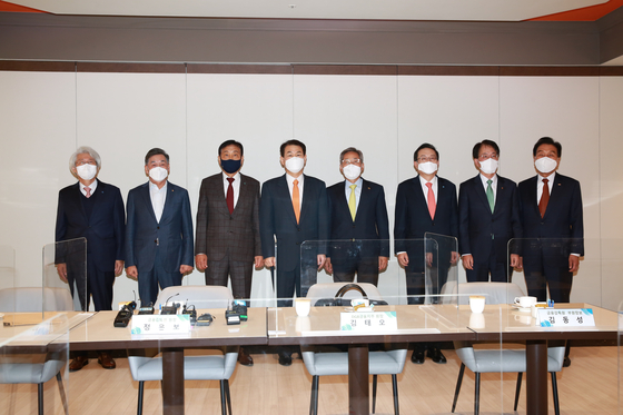 From left, Kim Tae-oh, CEO of DGB Financial Group; Kim Ki-hong, chairman of JB Financial Group; Kim Jung-tai, chairman of Hana Financial Group; Jeong Eun-bo, governor of Financial Supervisory Service; Yoon Jong-kyoo, chairman of KB Financial Group; Son Tae-seung; chairman of Woori Financial Group; Son Byung-hwan, chairman of NongHyup Financial Group; and Kim Ji-wan, chairman of BNK Financial Group pose after a meeting Wednesday in Jung District, central Seoul. [FINANCIAL SUPERVISORY SERVICE]