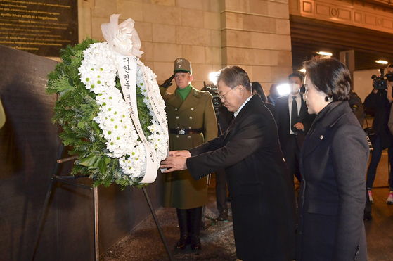 President Moon Jae-in, accompanied by first lady Kim Jung-sook, pays his respects at a memorial commemorating victims of the deadly ferry sinking in Budapest in 2019, kicking off his three-day state trip to Hungary late Tuesday. [YONHAP]