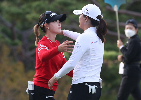 Lim Hee-jeong, left, and Ko Jin-young embrace after Ko wins the BMW Championship after a playoff against Lim on Oct. 24 at LPGA International Busan in Busan. [NEWS1]