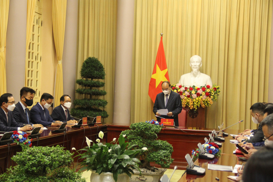 Vietnamese President Nguyen Xuan Phuc, center, speaks with executives of Korean companies based in Vietnam on July 15. [YONHAP]