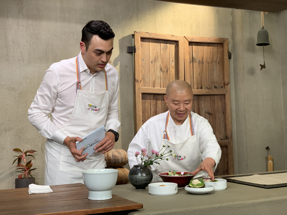 Buddhist Nun Jeong Kwan, right, master of the Cheonjinam Hermitage at the Baekyang Temple, speaks during a temple food cooking class on Wednesday, which was held as part of the "2021 Taste of Seoul Week." [SEO JI-EUN]