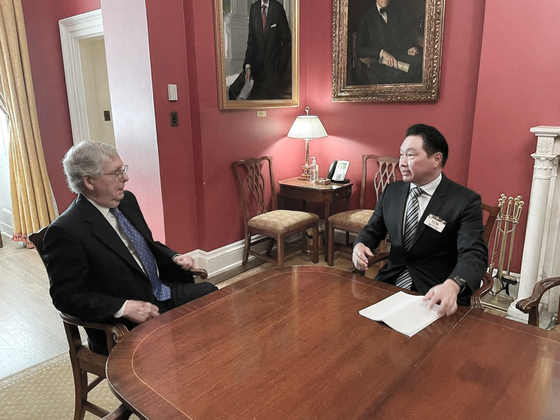 SK Chairman Chey Tae-won, right, speaks with Senate Republican Leader Mitch McConnell in Washington On OCt. 27. [SK Inc.]