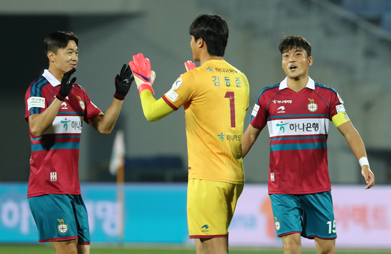 Daejeon Hana Citizen players celebrate after drawing with the Jeonnam Dragons in the first round of promotion playoffs on Wednesday. [YONHAP]