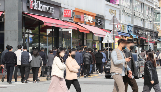 Shops near the government complex in Sejong crowded with people coming out for lunch on Nov.1, the first day the new eased social distancing was enacted. Small shop owners suffered the most from Covid-19. [YONHAP] 
