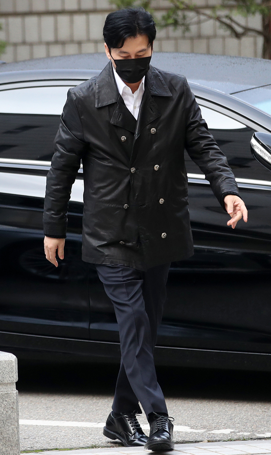 Yang Hyun-suk, the former head of YG Entertainment, walks into the Seoul Central District Court in Seocho District, southern Seoul. [NEWS1]