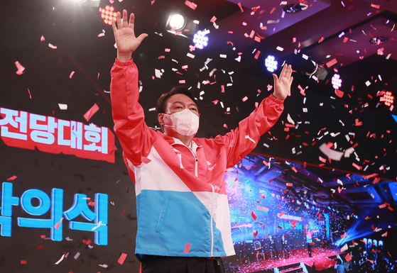 Yoon Seok-youl acknowledges the crowd at the Kim Koo Memorial Hall in Yongsan district, central Seoul, after Friday's announcement that he was the People Power Party's candidate for the March 2022 presidential election. [PRESS POOL]