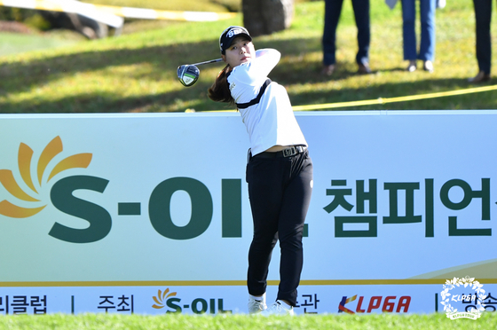 Lee So-mi tees off on the final round of the 15th S-Oil Championship at Elysian Jeju Country Club in Jeju on Sunday. [KLPGA]