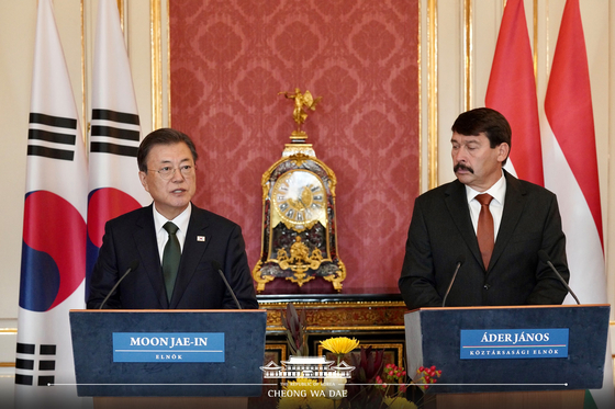  President Moon Jae-in and Hungarian President János Áder announces a joint statement after a summit in Budapest, November 4. [NEWS1]