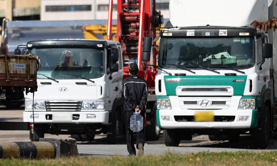 (일요일 서울 양촌구의 한 역에서 운전자가 빈 요소수 병을 들고 주차된 트럭을 향해 걸어가고 있다. [NEWS1]
