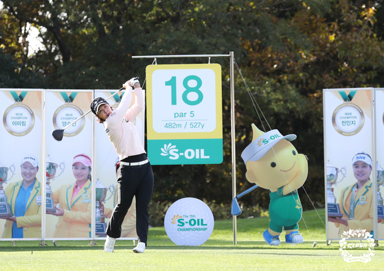 Park Ji-young tees off on the last hole of the final round at the15th S-Oil Championship at Elysian Jeju Country Club in Jeju on Sunday. [KLPGA]