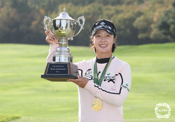 Park Ji-young celebrates winning the trophy after the final round of the 15th S-Oil Championship at Elysian Jeju Country Club in Jeju on Sunday. [KLPGA]