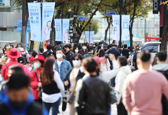 Banners promoting the Korea Sales Festa hang on the streets of Myeong-dong, central Seoul, on Sunday. Some 2,053 companies are currently participating in the two-week sales promotional event that kicked off on Nov.1, the largest number of participants since it first started in 2015. The government hopes that the mass sale, which is considered Korea’s answer to Black Friday, will boost the domestic economy and prop up overall economic growth. The Korean economy is forecast to grow 4 percent this year. [YONHAP]
