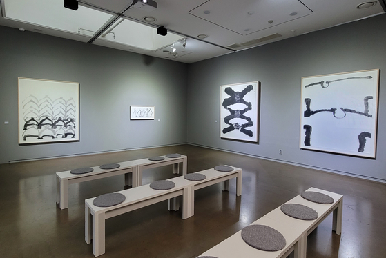 Abstract ink paintings by artist Suh Se Ok (1929-2020) are now on view at Seongbuk Museum of Art in northern Seoul, as part of the exhibition “The Artist and His People,” which runs through Dec. 5. [MOON SO-YOUNG]