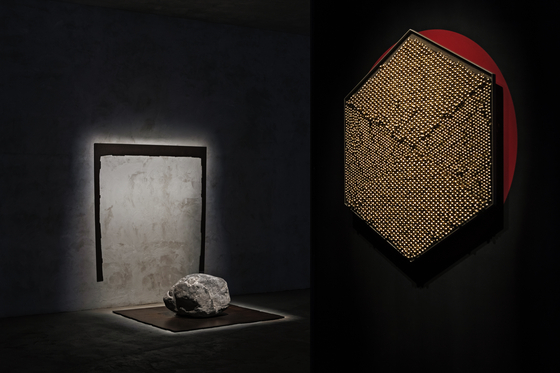 Artworks by contemporary artists including Lee Ufan’s “Relatum” (1982), left, and Yang Haegu’s “Sonic Rotating Geometry Type H” (2014), right. [HAN DO-HEE]