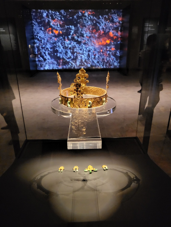 The gold crown and ornaments dating to Gaya (42-562), which is a National Treasure [YIM SEUNG-HYE]
