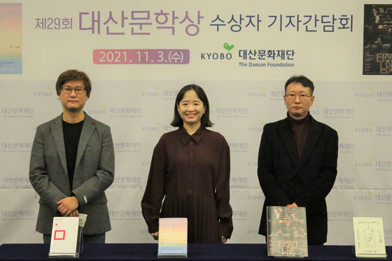 Three out of four winners of the 29th Daesan Literary Awards pose for a photo. From left: poet Kim Un, novelist Choi Eun-young and playwright Cha Geun-ho. [DAESAN FOUNDATION]