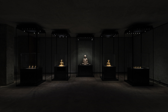 Buddhist sculptures including the Amitabha Buddha Triad, left, which is being exhibited for the first time, are displayed in the second section of the Hoam Art Museum's special exhibition ″Metallurgy: Great Wisdom.″ [HAN DO-HEE]