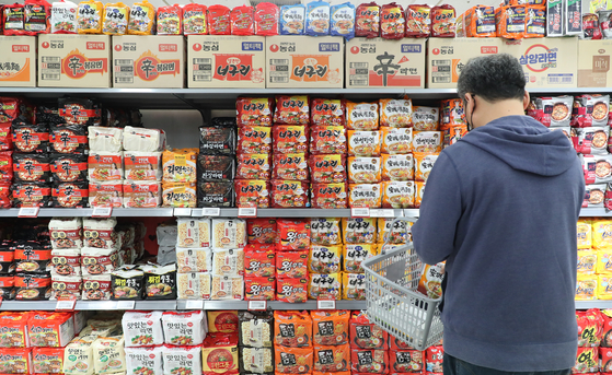 A customer looks at ramyeon products on display at a supermarket in central Seoul on Sunday. The price of ramyeon rose by 11 percent in October compared to the same month last year, the highest surge in almost 13 years since February 2009 when ramyeon prices soared by 14.3 percent on year. [YONHAP]