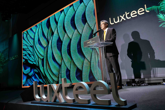 Chang Sae-wook, Dongkuk Steel vice chairman, speaks at a press event held to celebrate the 10th anniversary of its Luxteel brand in central Seoul on Monday. [DONGKUK STEEL]