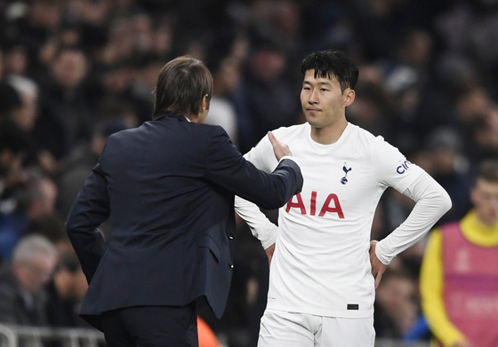 Tottenham Hotspur manager Antonio Conte, left, celebrates after Son Heung-min scores their first goal of the match between Tottenham Hotspur and SBV Vitesse at Tottenham Hotspur Stadium in London on Thursday. [REUTERS/YONHAP]